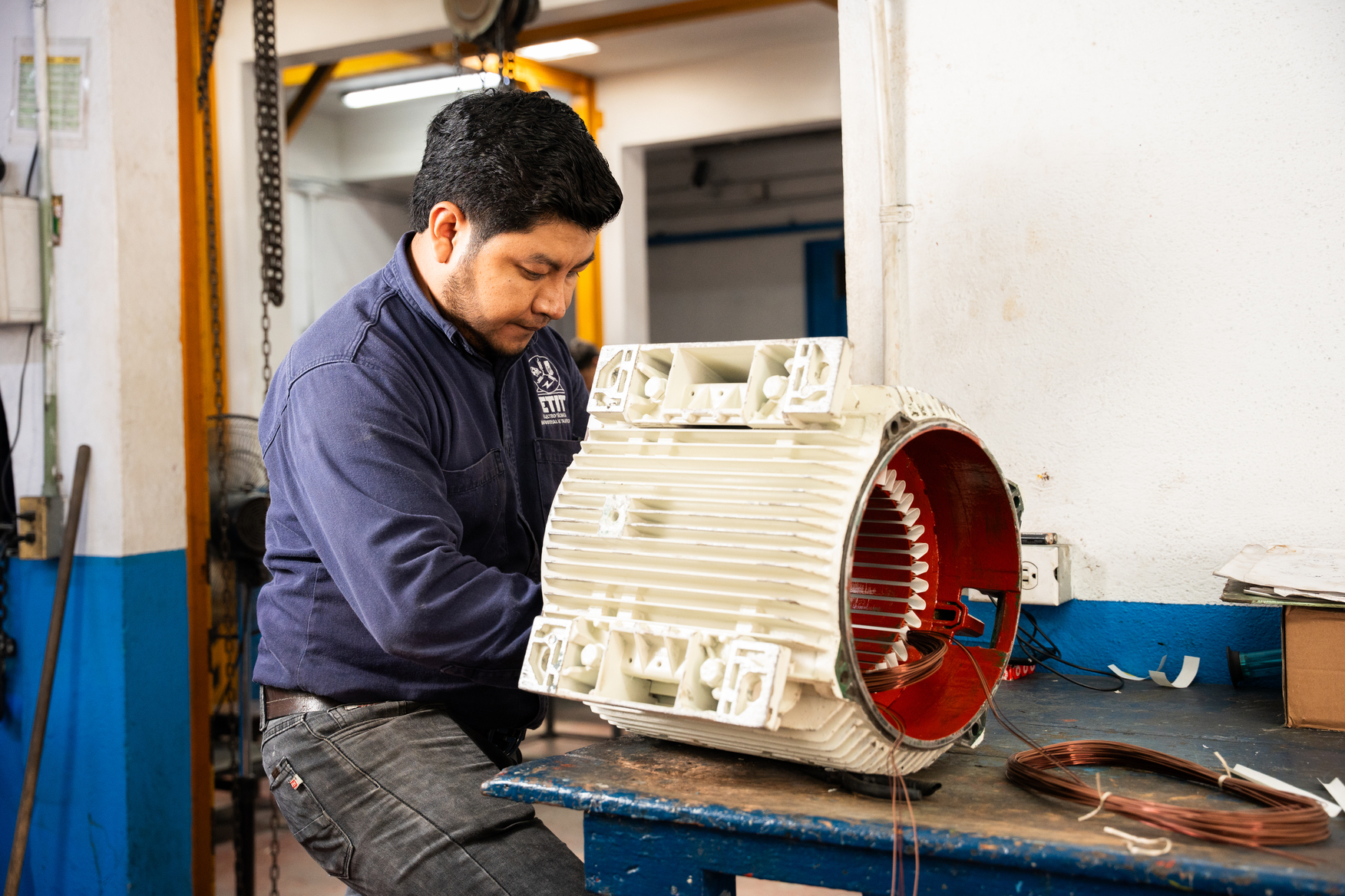 Técnico reparando motor