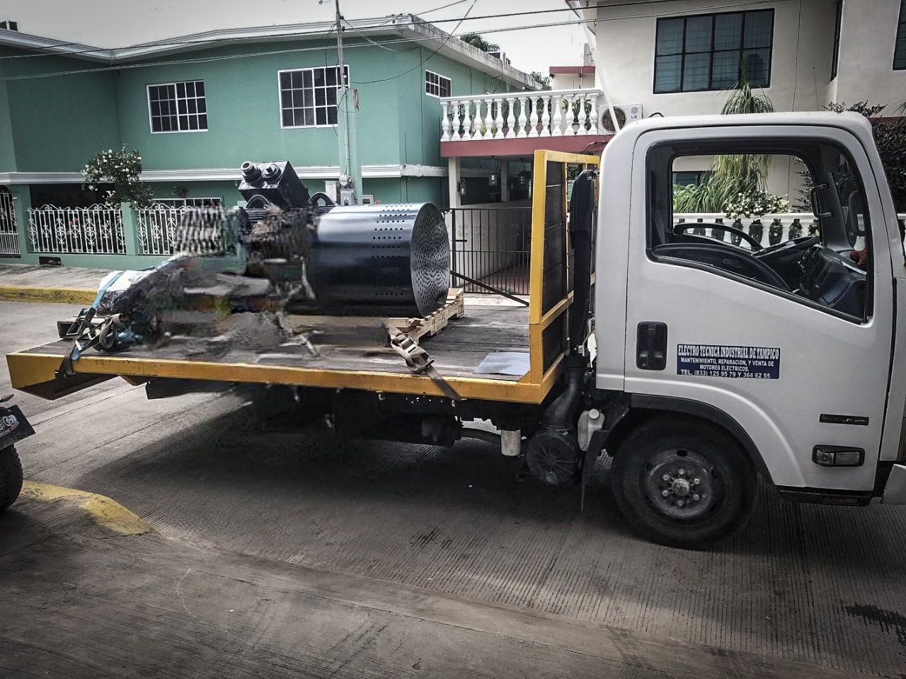 Motor industrial en grúa