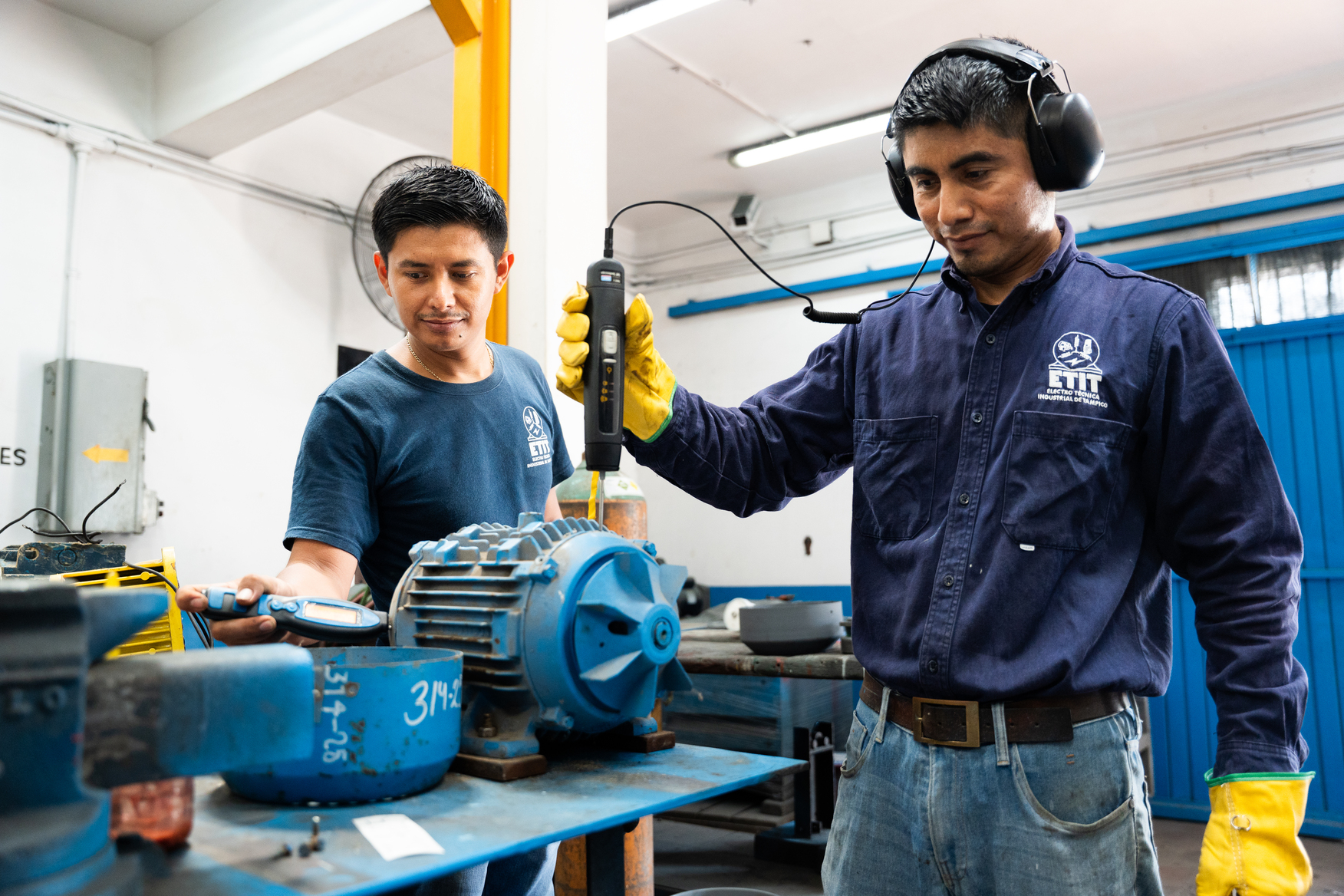 Técnicos trabajando